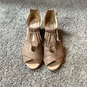 Elegant Tan Women's Sandals
